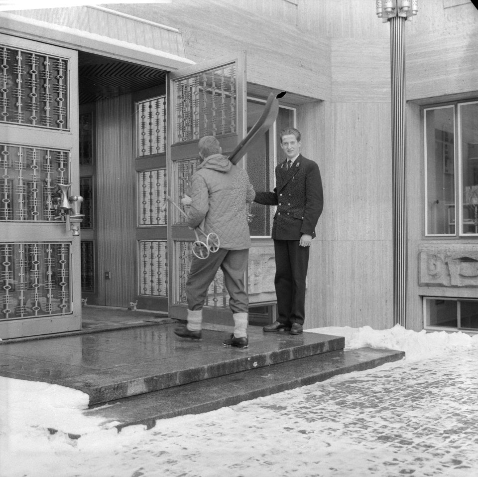 Man gaat op skis naar kantoor in Arnhem Man gaat kantoor binnen, Bestanddeelnr 913-4746