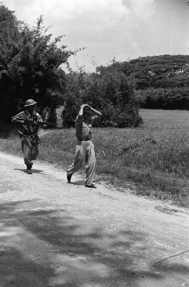 Man in Japans uniform met handen op hoofd wordt onder schot gehouden door Nederl, Bestanddeelnr 7546