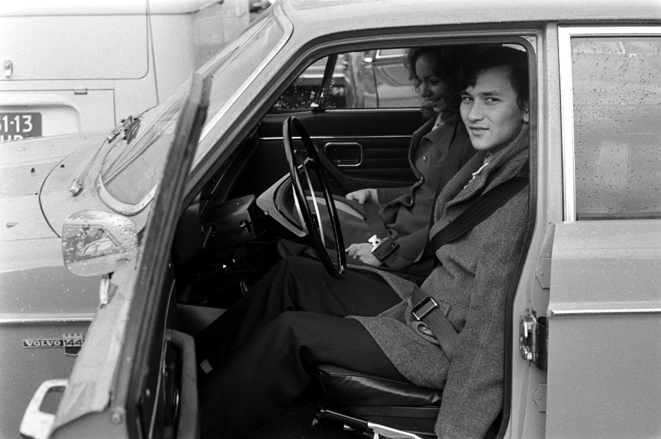 Man in autogordel in auto, Bestanddeelnr 925-1587