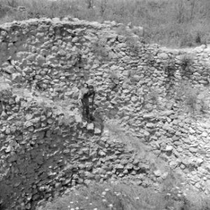 Man in de ruines van de stallen van Salomo bij Meggiddo, Bestanddeelnr 255-1519