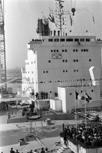 Mammoettanker Fina Canada wordt gedoopt bij NDSM Amsterdam overzicht, Bestanddeelnr 924-8320