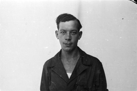 Man in donkere overall zonder rangonderscheidingstekens, Bestanddeelnr 518-1-2