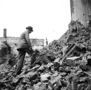 Man in burger met bril bij de ruine van de St Eusebius of Walburgis kerk, Bestanddeelnr 900-6403