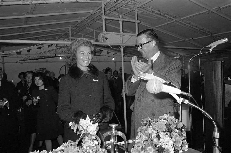 Mammoettanker Melania gedoopt door mevrouw J.M. Keyzer Loeb (links), rechts dire, Bestanddeelnr 921-8095