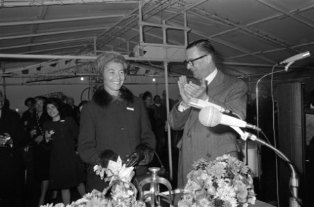 Mammoettanker Melania gedoopt door mevrouw J.M. Keyzer Loeb (links), rechts dire, Bestanddeelnr 921-8095