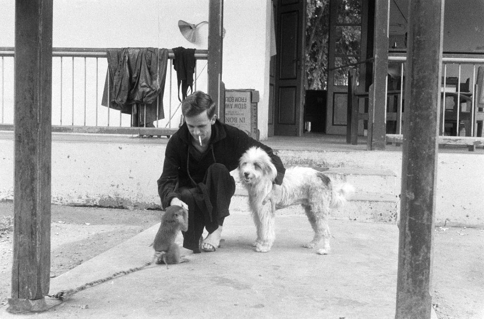 Man in badjas met aap en hond, Bestanddeelnr 1616-2-4