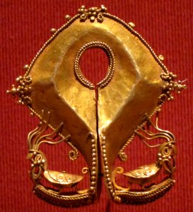 Mamuli (earring), East Sumba, gold, Honolulu Museum of Art