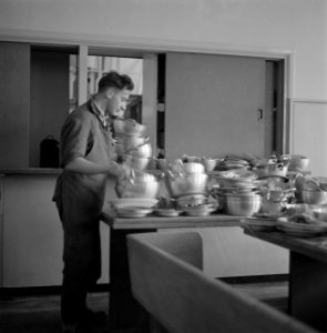 Man in de keuken in het Joodse werkdorp in de Wieringermeer, Bestanddeelnr 254-4910