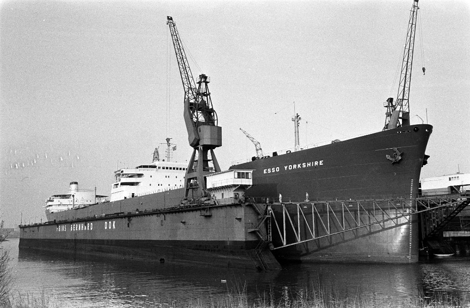 Mammoettanker in dok bij de RDM, de Zweedse Esso Yorkshi te Rotterdam, Bestanddeelnr 915-8407