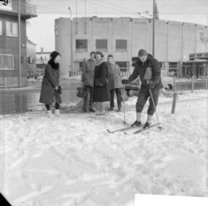 Man gaat op skis naar kantoor in Arnhem, Bestanddeelnr 913-4745