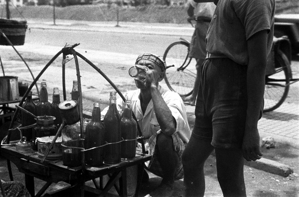 Man drinkt uit glas bij straatverkoper van limonade, Bestanddeelnr 6493