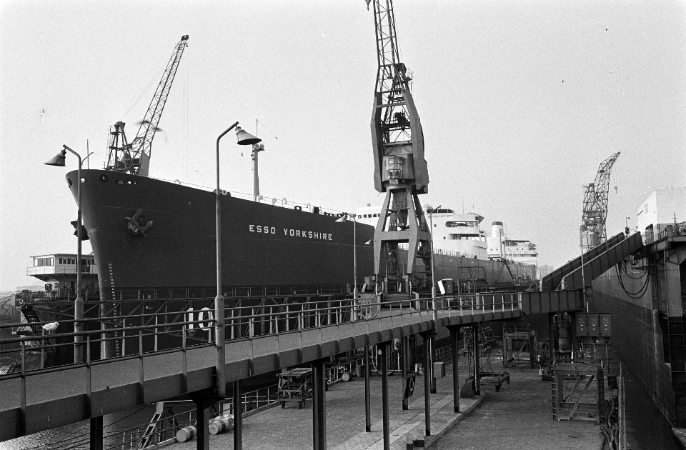 Mammoettanker in dok bij de RDM, de Zweedse Esso Yorkshi te Rotterdam, Bestanddeelnr 915-8408