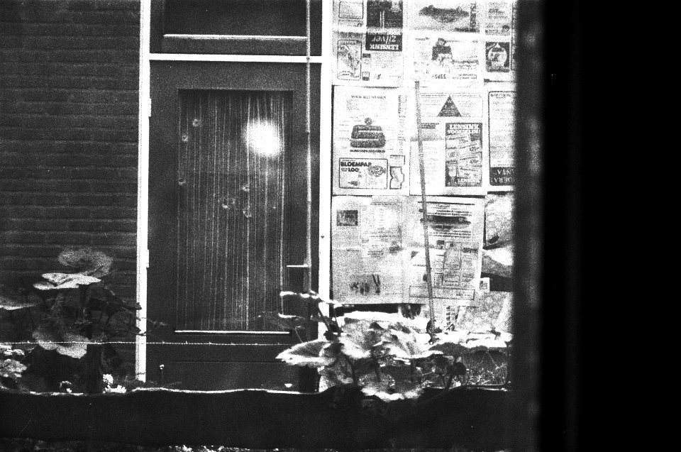 Man gijzelt verpleegster in Groenloo de met kranten dicht geplakte woning, Bestanddeelnr 929-9206