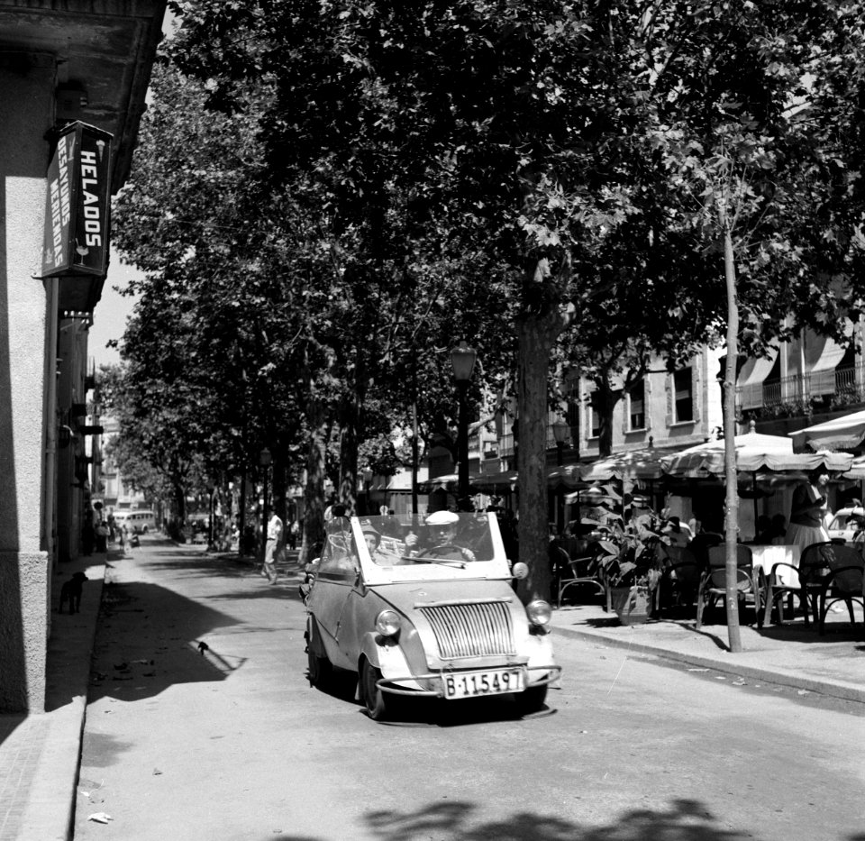 Man en vrouw rijden in een Biscuter, een in Spanje geproduceerde mini-auto, Bestanddeelnr 254-0736
