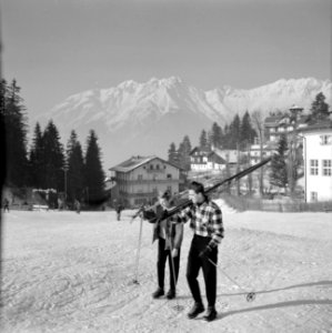 Man en vrouw met ski's in de sneeuw, Bestanddeelnr 254-4350