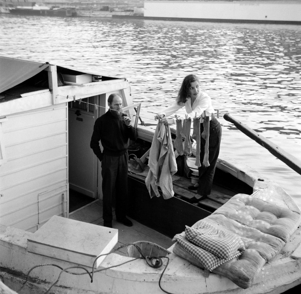 Man en vrouw in de kuip van een woonboot die is afgemeerd aan een kade in Parijs, Bestanddeelnr 252-9395