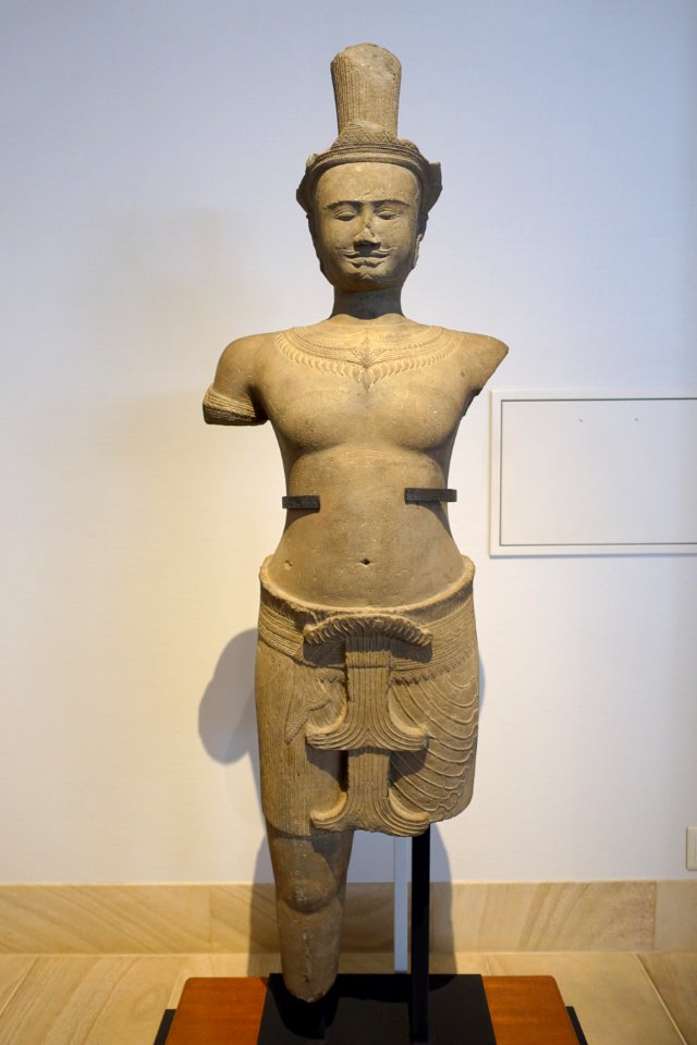 Male figure, Khmer, 9th-10th century AD, sandstone - Matsuoka Museum of Art - Tokyo, Japan - DSC07024