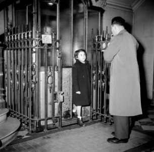 Man en een meisje bij het verlaten van de lift, Bestanddeelnr 252-9345