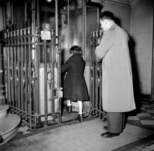 Man en een meisje tijdens het betreden van de lift, Bestanddeelnr 252-9344