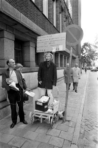 Man demonstreert met bord tegen woningnood voor stadhuis, Amsterdam, Bestanddeelnr 923-8014