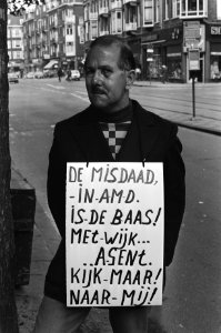 Man demonstreert tegen politie-optreden in Amsterdamse Van Woustraat . Dhr Van A, Bestanddeelnr 931-0343