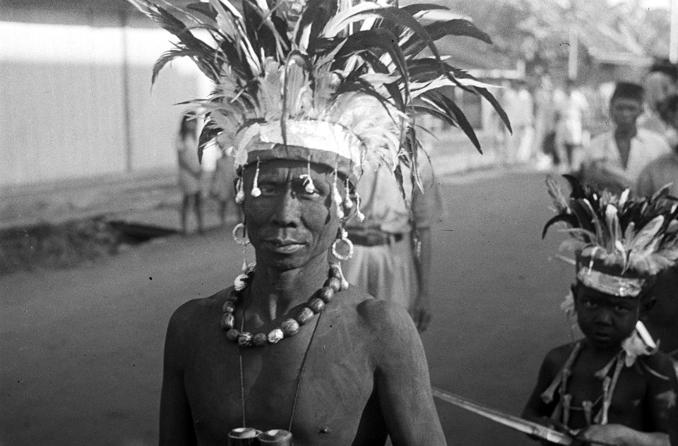 Man en jongen verkleed en geschminkt als Dayaks, Bestanddeelnr 1033