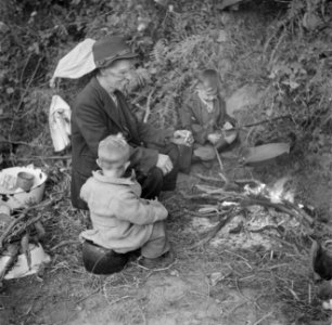Man en kinderen zittend om het kampvuur, Bestanddeelnr 191-0822 photo