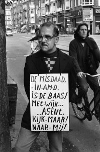 Man demonstreert tegen politie-optreden in Amsterdamse Van Woustraat . Dhr Van A, Bestanddeelnr 931-0342