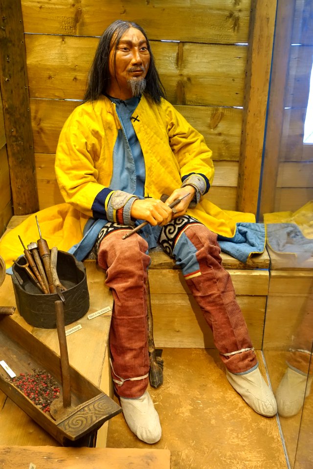 Male clothing 3 - Naturhistorisches Museum Nürnberg - Nuremberg, Germany - DSC04147