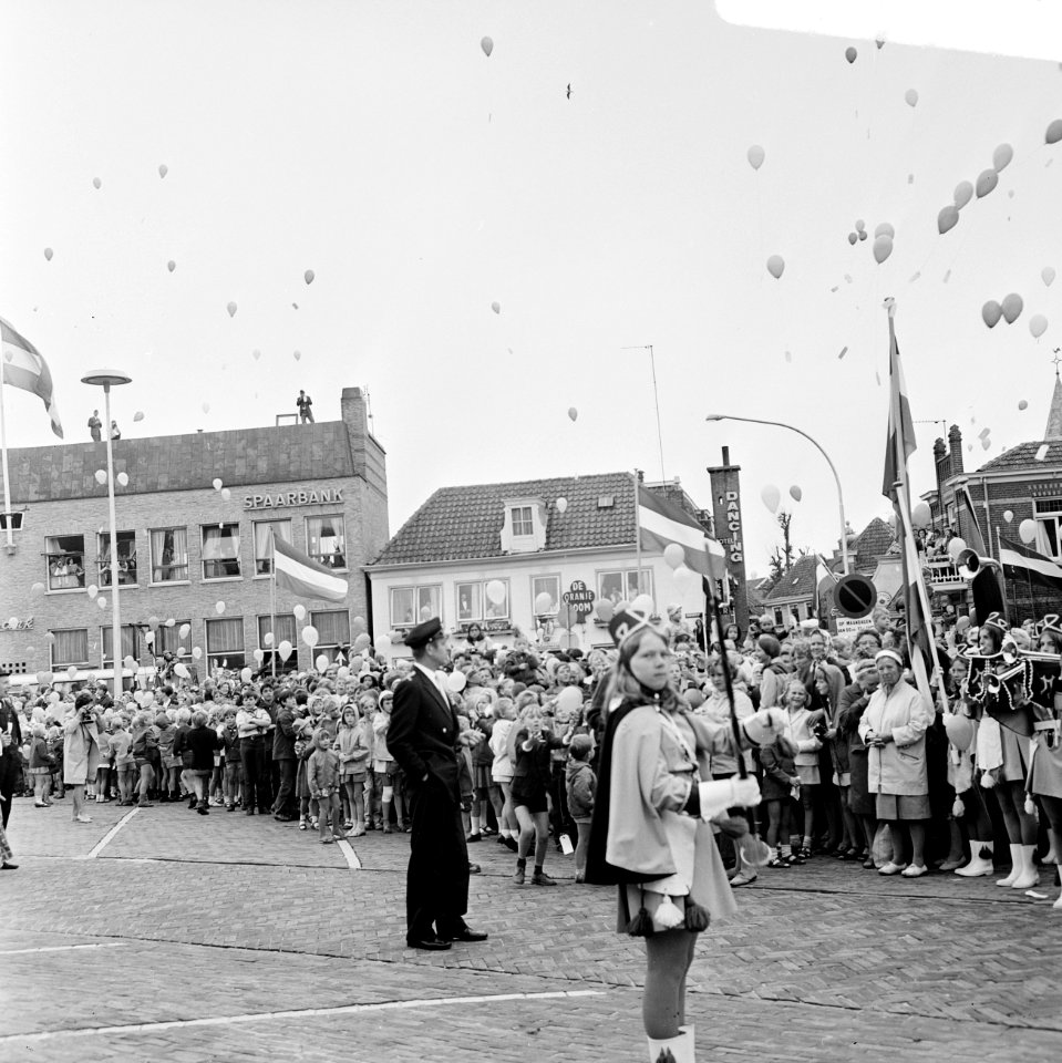 Majorette aan het begin van een optocht, Bestanddeelnr 922-5384
