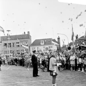 Majorette aan het begin van een optocht, Bestanddeelnr 922-5384