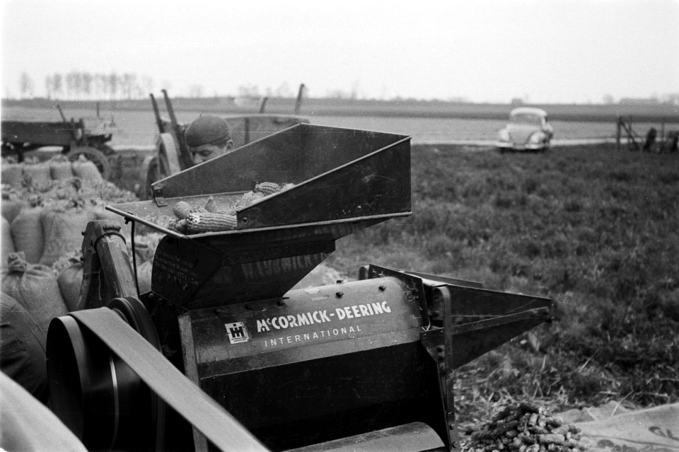 Maisteelt en tabaksteelt, dorsen, dorsmachines, Mc Cormick-Deering, Bestanddeelnr 170-0651