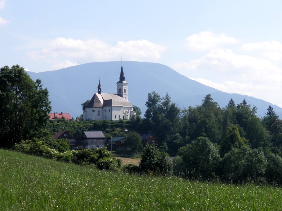 Malenovice kostel (pohled od Lubna)