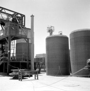 Mallen voor het gieten van betonnen buizen op het terrein van een buizenfabriek , Bestanddeelnr 255-4733