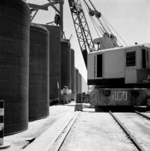 Mallen voor het gieten van betonnen buizen op het terrein van een buizenfabriek , Bestanddeelnr 255-4737