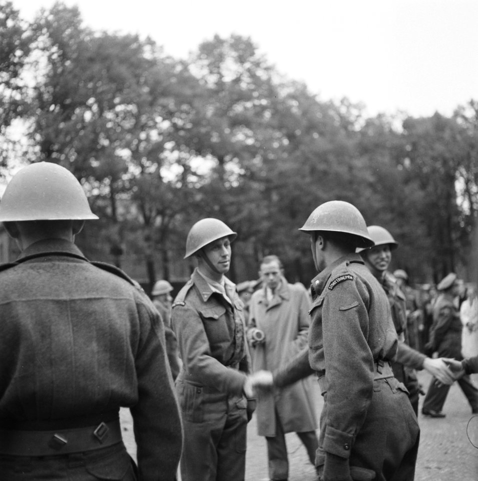 Majoor van het regiment Stoottrtroepen schudt een luitenant de hand, Bestanddeelnr 900-7813