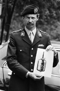 Majoor M. Slingerberg (voorlichting) met een afbeelding van een mortiermijn, Bestanddeelnr 932-6532