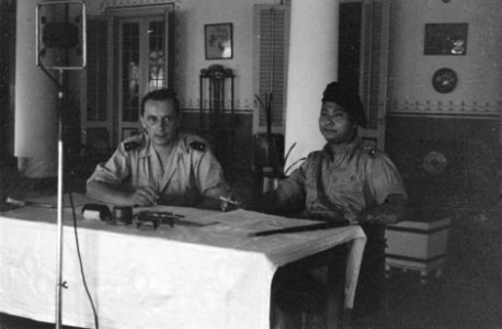 Majoor H Bolmeyer en majoor S Sokawati tekenen de overdrachtspapieren, Bestanddeelnr 964