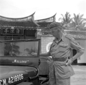 Majoor G Pruijs naast de jeep genaamd Nelleke, voor een Chinese tempel op Mal, Bestanddeelnr 255-8355