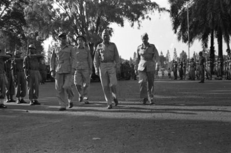 Majoor A. van Santen begeleidt generaal-majoor S. de Waal bij de inspectie van d, Bestanddeelnr 319-4-3