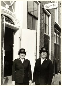 Majoor F. Dijkstra (links) en majoor A. Dijkstra voor het gebouw van het Leger des Heils aan de Schagchelstraat. NL-HlmNHA 54005154