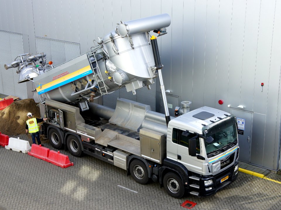 MAN truck with MegaVac SkyTipper, pic2 photo