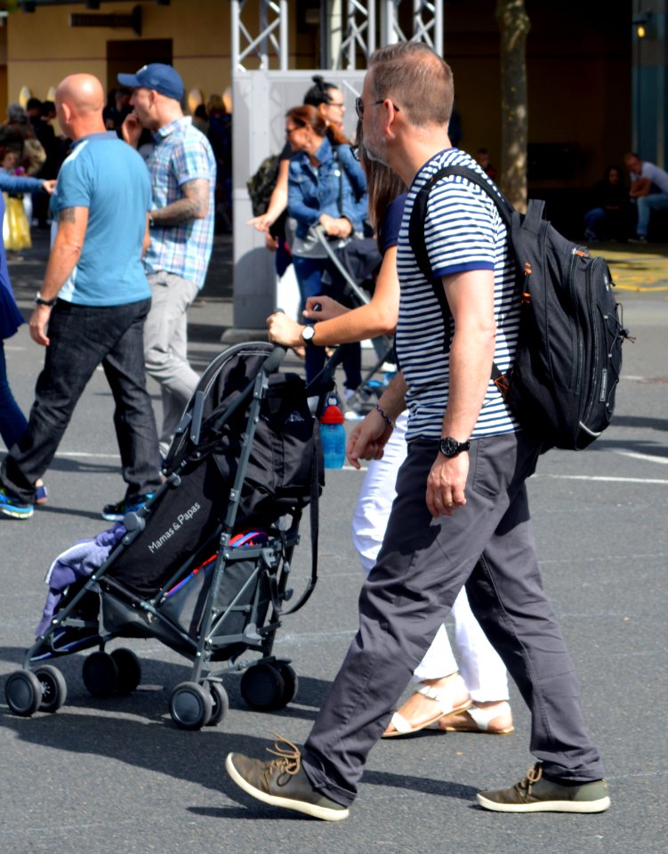Man with marinière t-shirt and backpack