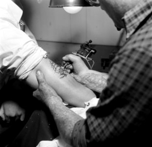 Man wordt getatoeëerd door tatoeëerder Jack, Bestanddeelnr 252-9240