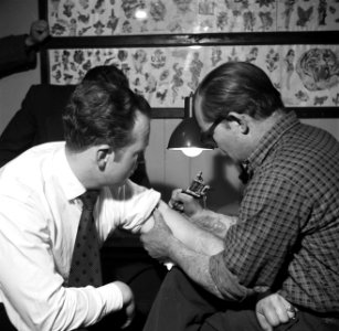 Man wordt getatoeëerd door tatoeëerder Jack, Bestanddeelnr 252-9243
