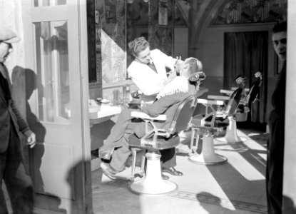 Man wordt door een barbier geschoren terwijl twee mannen in de deuropening toeki, Bestanddeelnr 252-1318