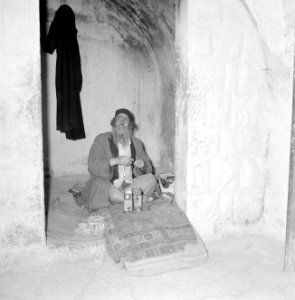 Man zittend bij de toegangspoort tot het graf van rabbi Shimon bar Yochai, vermo, Bestanddeelnr 255-3181