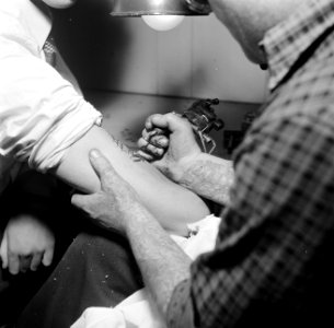 Man wordt getatoeëerd door tatoeëerder Jack, Bestanddeelnr 252-9241