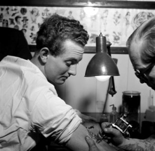 Man wordt getatoeëerd door tatoeëerder Jack, Bestanddeelnr 252-9242
