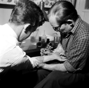 Man wordt getatoeëerd door tatoeëerder Jack, Bestanddeelnr 252-9237